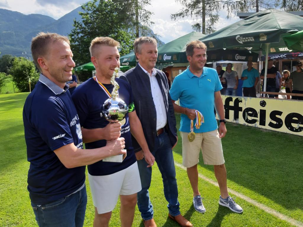 Auch B&uuml;rgermeister Mair (2. v.r.) ist stolz auf den FC D&ouml;lsach. Foto: Abart