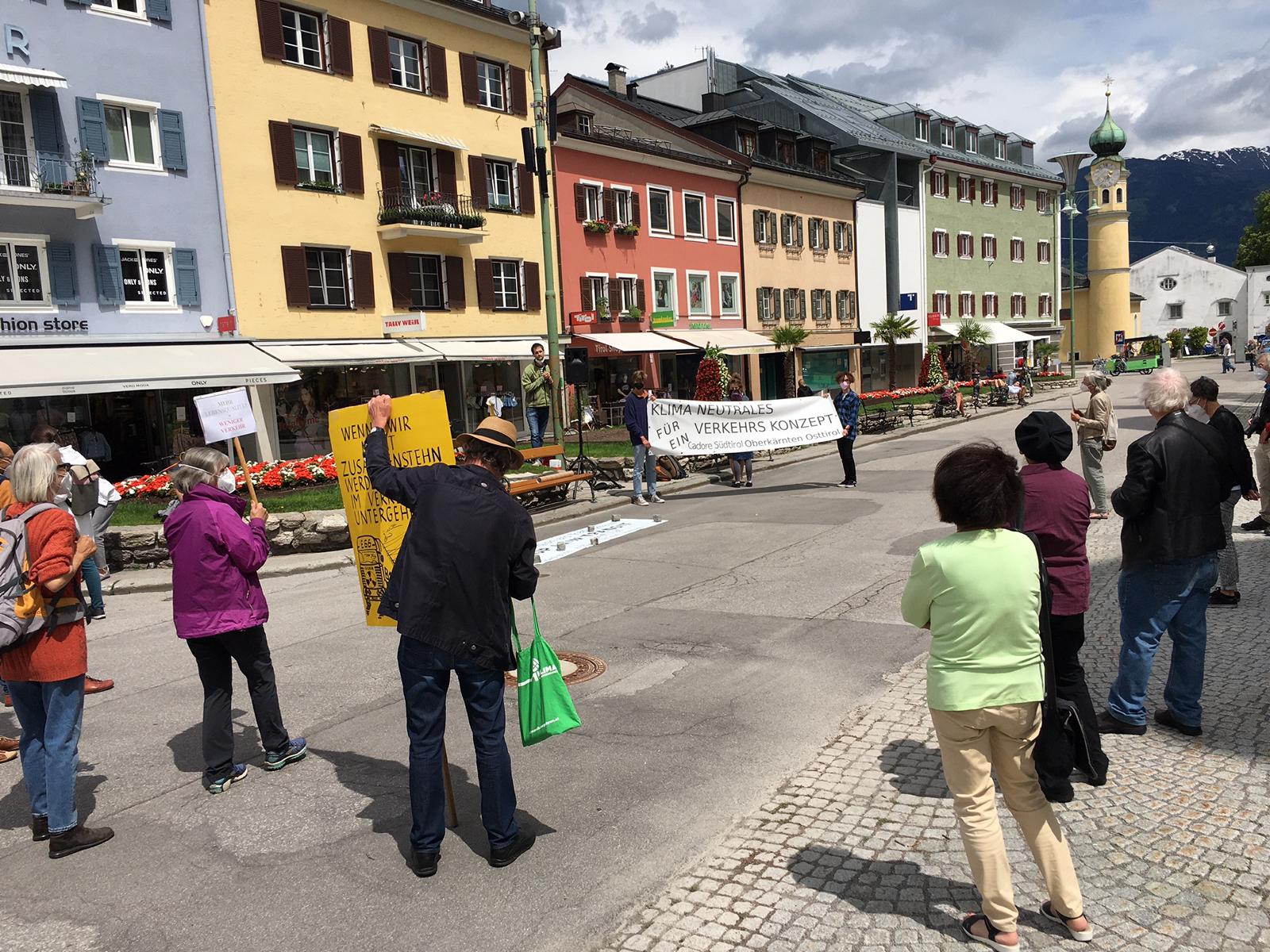 Nur knapp 2 Dutzend Menschen nahmen an der Kundgebung teil, Foto: Stangl