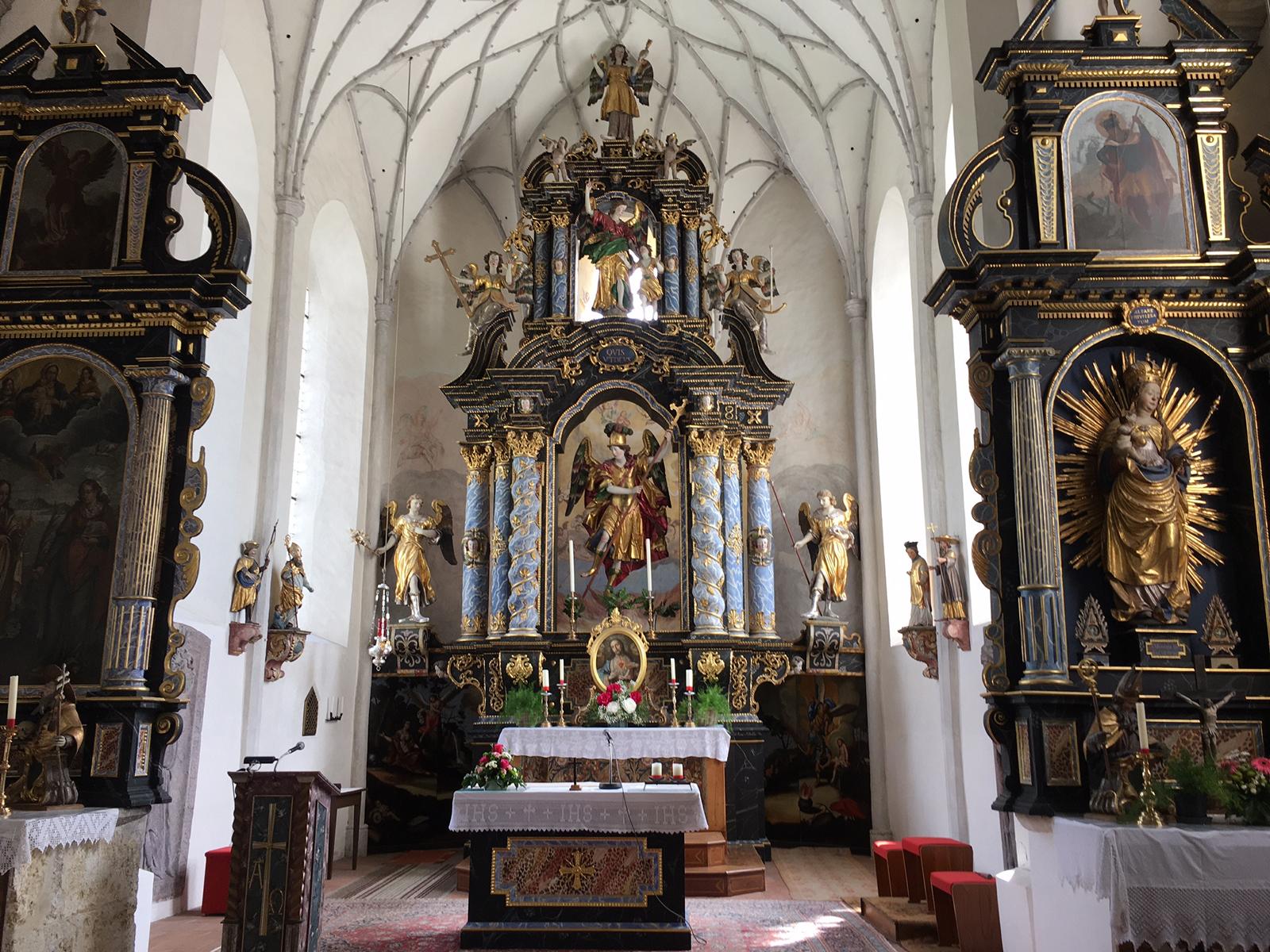 Der barocke Hochaltar und die beiden Seitenalt&auml;re im gotischen Kirchenschiff. Foto: Stangl