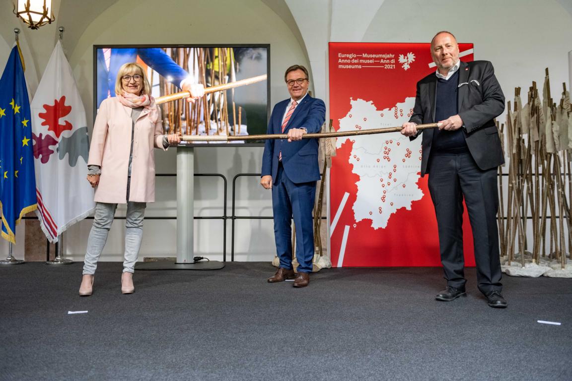 Kulturlandesr&auml;tin Beate Palfrader, LH G&uuml;nther Platter und Peter Assman, Direktor der Tiroler Landesmuseen, mit einem Wanderstock, der mit GPS ausgestattet ist und von Museum zu Museum weitergereicht wird. Foto: Land Tirol/G.Berger