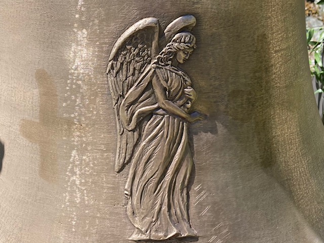 Das Schutzengelmotiv von Elisabeth Steinringer auf der Glocke aus der Gie&szlig;erei Grassmayr. Foto: Brugger