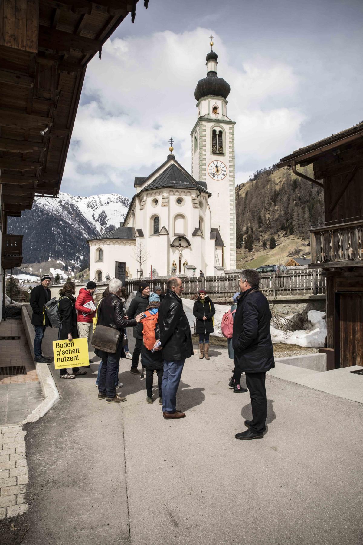 Die Jury im Gespr&auml;ch mit Gemeindevertreter*innen im Ortskern, Foto: LandLuft / Lippzahnschirm Raneburger