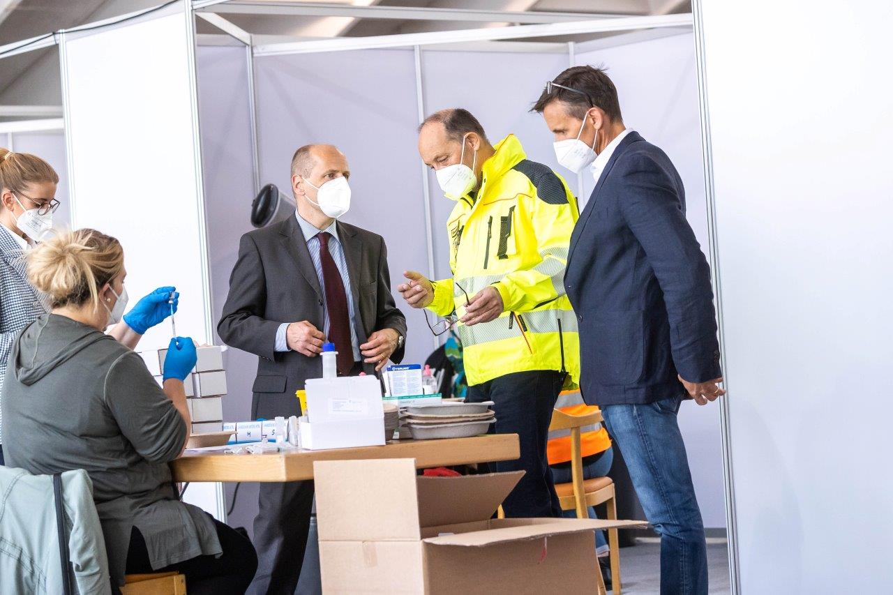 V.li.: Gesundheitsdirektor Thomas Pollak mit dem Koordinator des Impfzentrums Lienz Siegfried Schatz sowie dessen Stellvertreter Werner Engl. Foto: Land Tirol/EXPA/Johann Groder