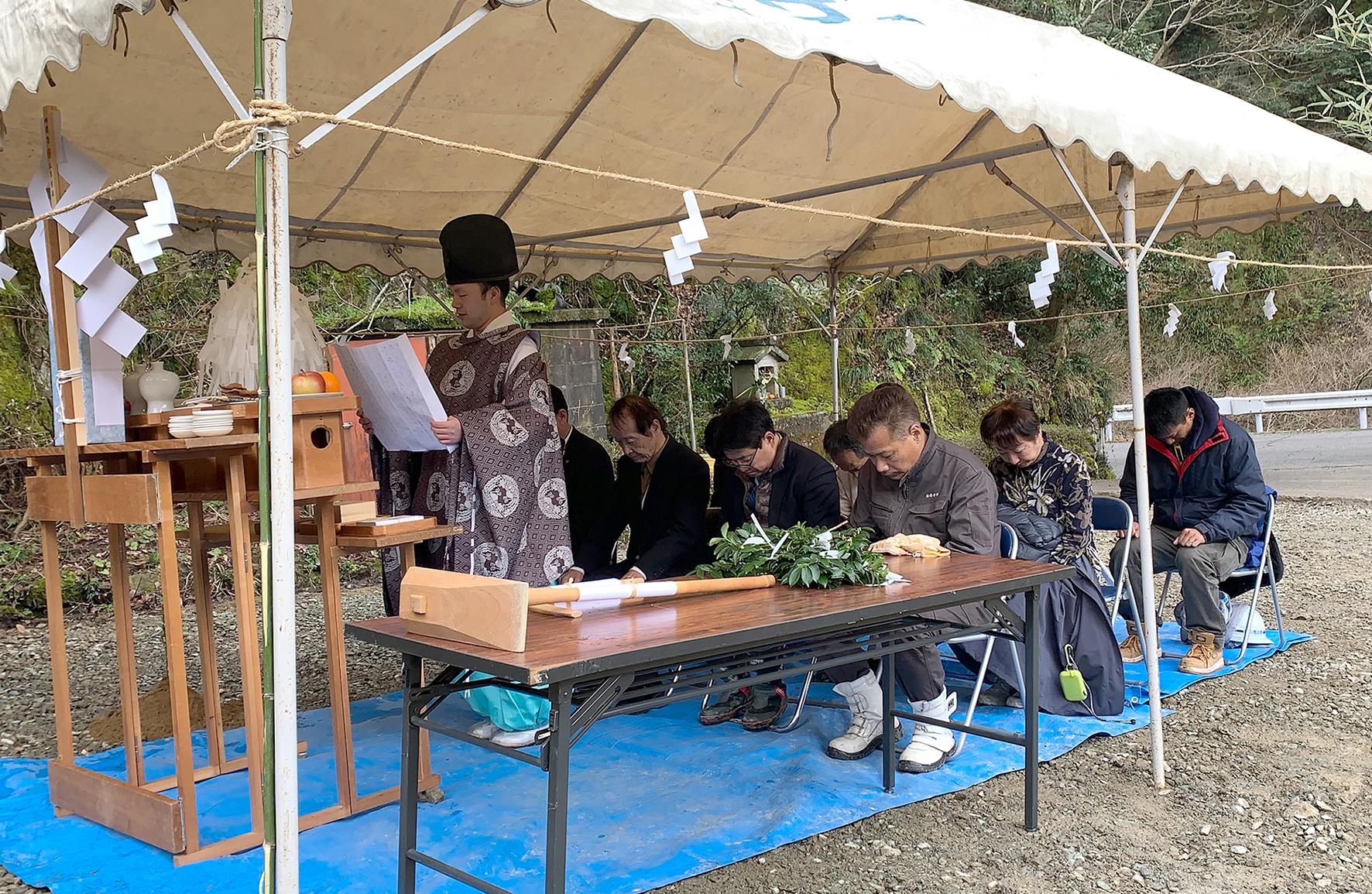 Shintoistische Zeremonie vor Baustellenbeginn, um die G&ouml;tter gn&auml;dig zu stimmen und deren Erlaubnis einzuholen, auf ihrem Grund und Boden ein Kraftwerk errichten zu k&ouml;nnen (Schutz vor Erdbeben etc.)