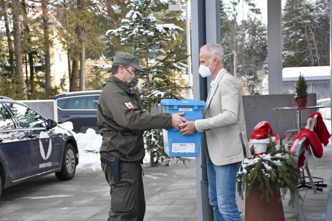 Der Impfstoff wurde vom Bundesheer an Gerhard Peskoller, Heimleiter des Wohn- und Pflegeheims Mieming, &uuml;bergeben. Foto: Land Tirol