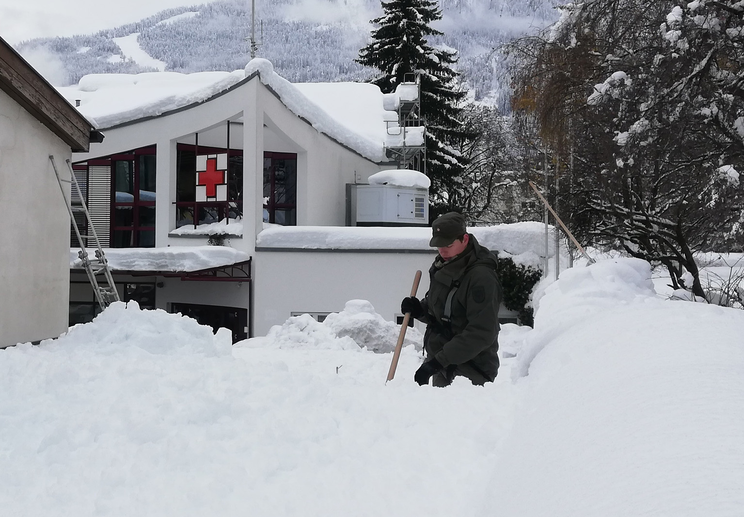 Soldaten schaufeln Dach beim RK Lienz ab, Foto: &Ouml;BH Kurnik