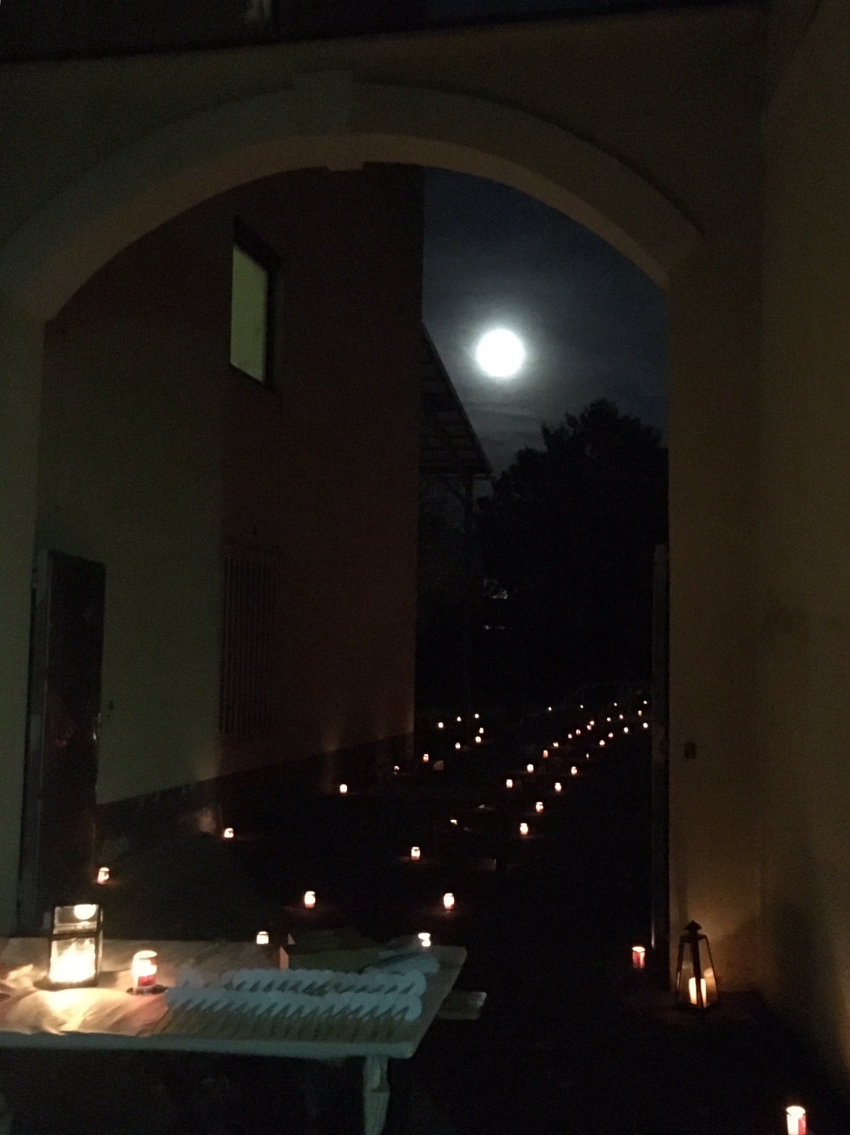 Der Vollmond leuchtet ebenfalls den Weg in den Klostergarten. Foto: Stangl