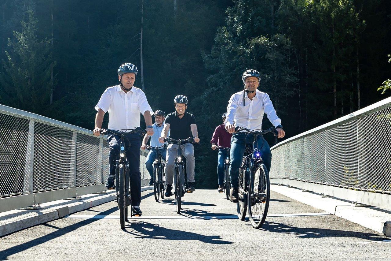 LHStv Geisler: "Die neu erbauten Br&uuml;cken sind nicht nur gelungene Bauwerke, sondern auch ein wichtiger L&uuml;ckenschluss im Osttiroler Radwegenetz.&ldquo; Foto: Land Tirol/Groder
