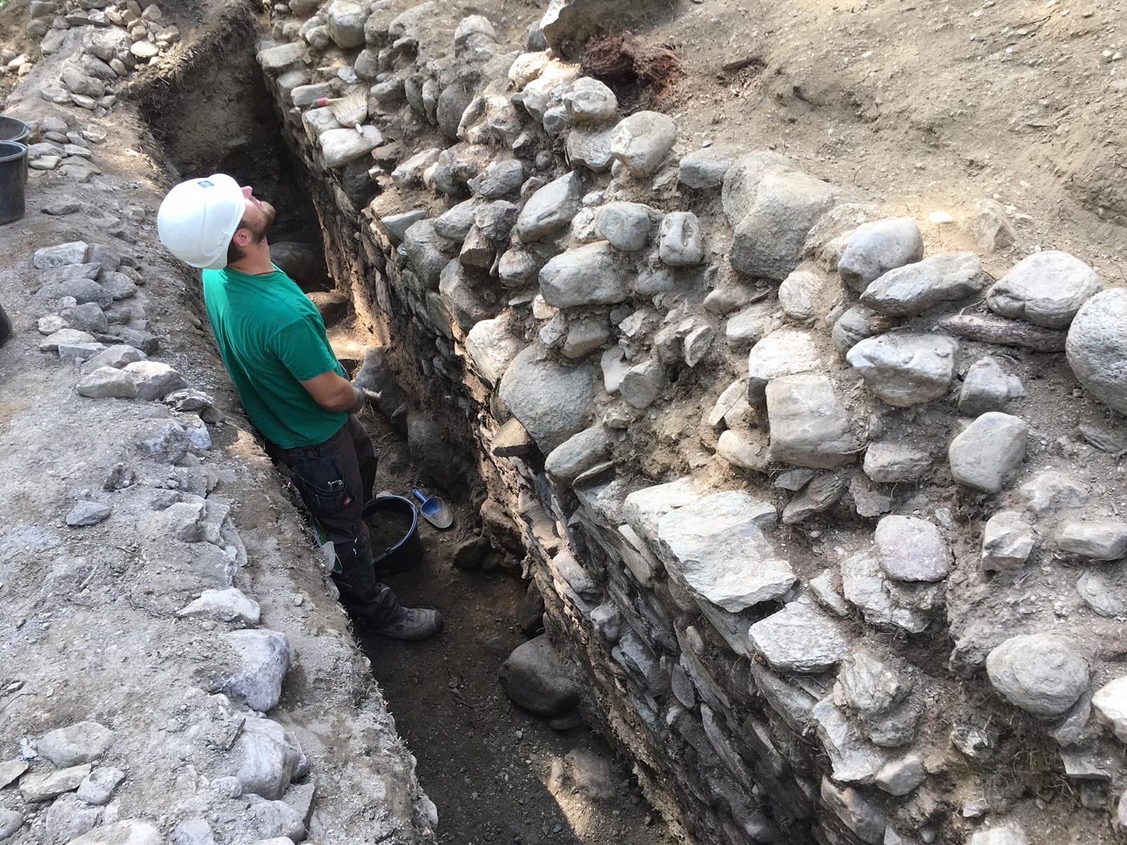 Diese Mauer d&uuml;rfte 4 Meter hoch gewesen sein. Foto: Stangl