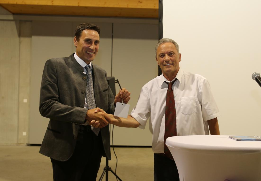 Schl&uuml;ssel&uuml;bergabe von Franz Ganeider an Franz Klocker. Foto: Leiter