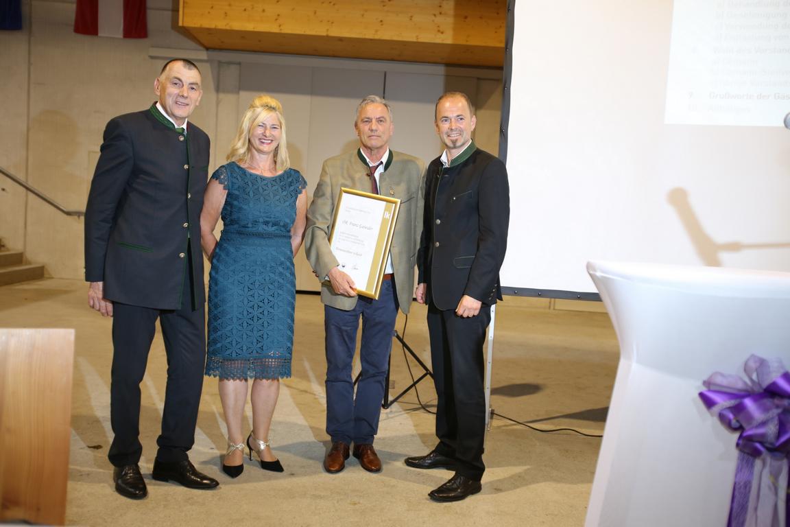 Goldenes Ehrenzeicher der Landwirtschaftskammer f&uuml;r Franz Ganeider. Foto: Leiter
