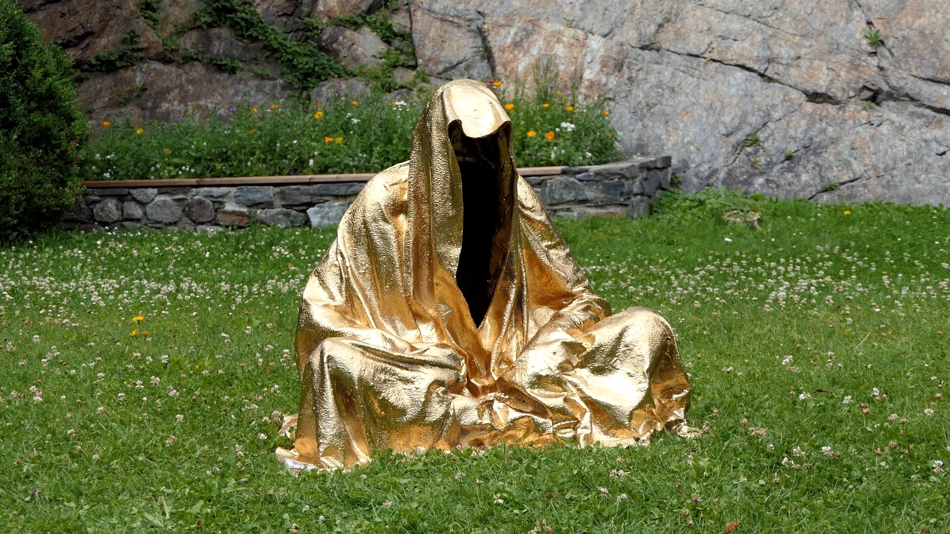 Hockender W&auml;chter im Garten