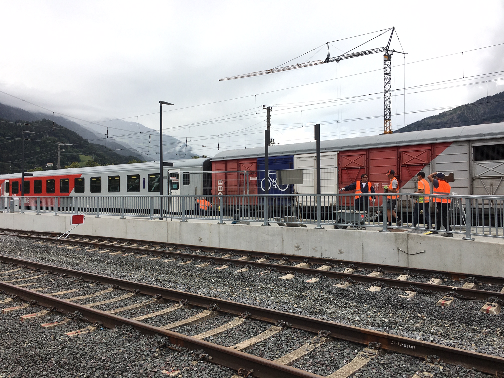 Der neue Radler-Bahnsteig mit Gleis4