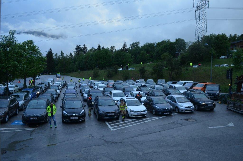 Feuerwehr Gaimberg hilft beim Einweisen