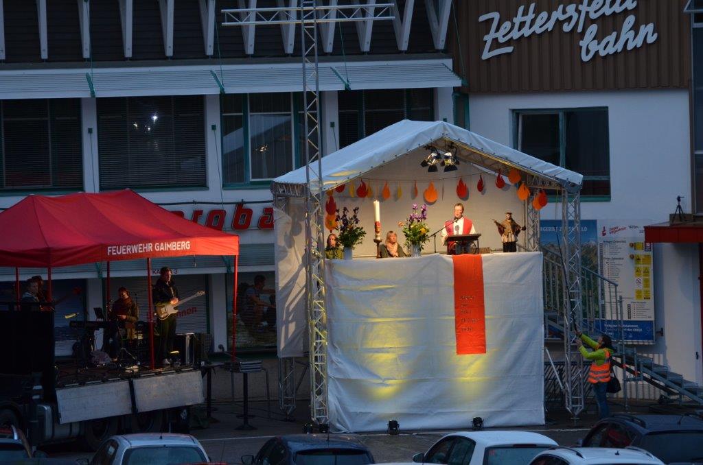 2 B&uuml;hnen f&uuml;r Altar und Musik