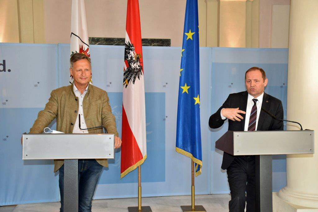 LHStv Josef Geisler (re.) und Landesforstdirektor Josef Fuchs pr&auml;sentieren ein Ma&szlig;nahmenpaket f&uuml;r die Tiroler Forstwirtschaft. Der Schwerpunkt liegt dabei in Osttirol, Foto: Land Tirol