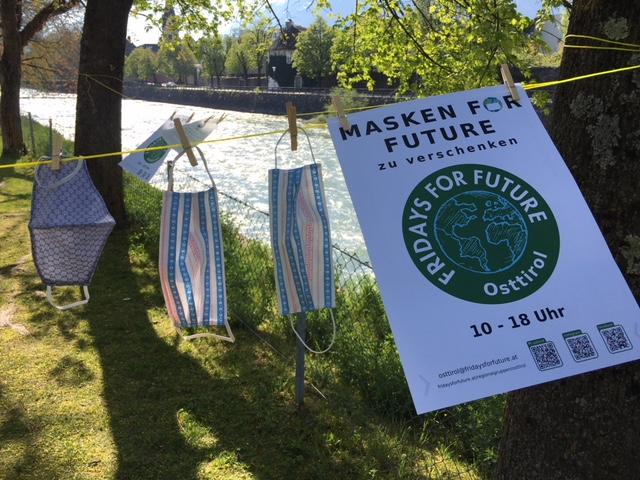 Fridays for Future Osttirol setzt mit wiederverwendbaren Stoffmundschutz ein Zeichen gegen Wegwerfgesellschaft.