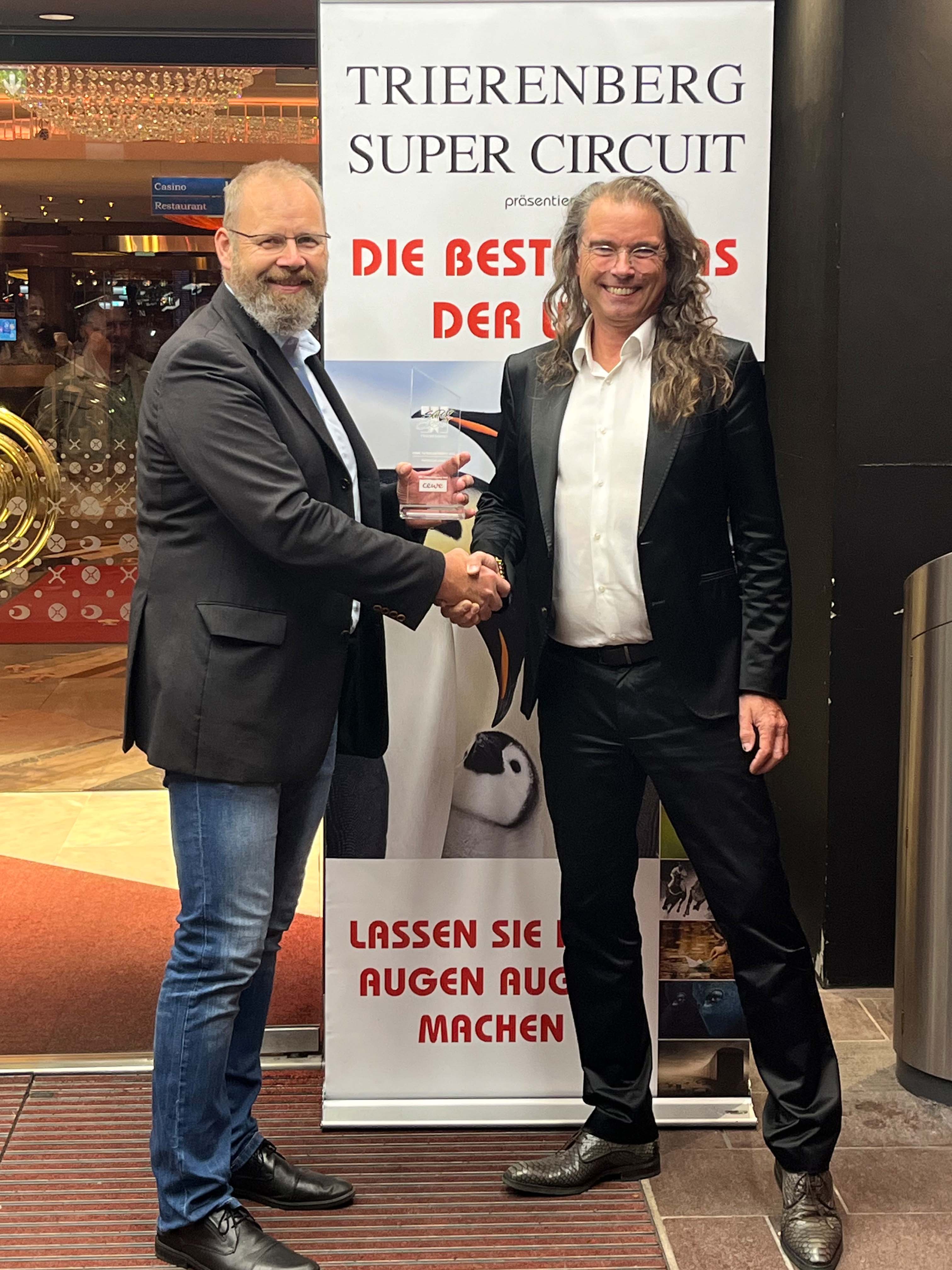 Obmann Michael Breschan mit Organisator Chris Hinterobermaier, Foto: Fotoclub Lienz