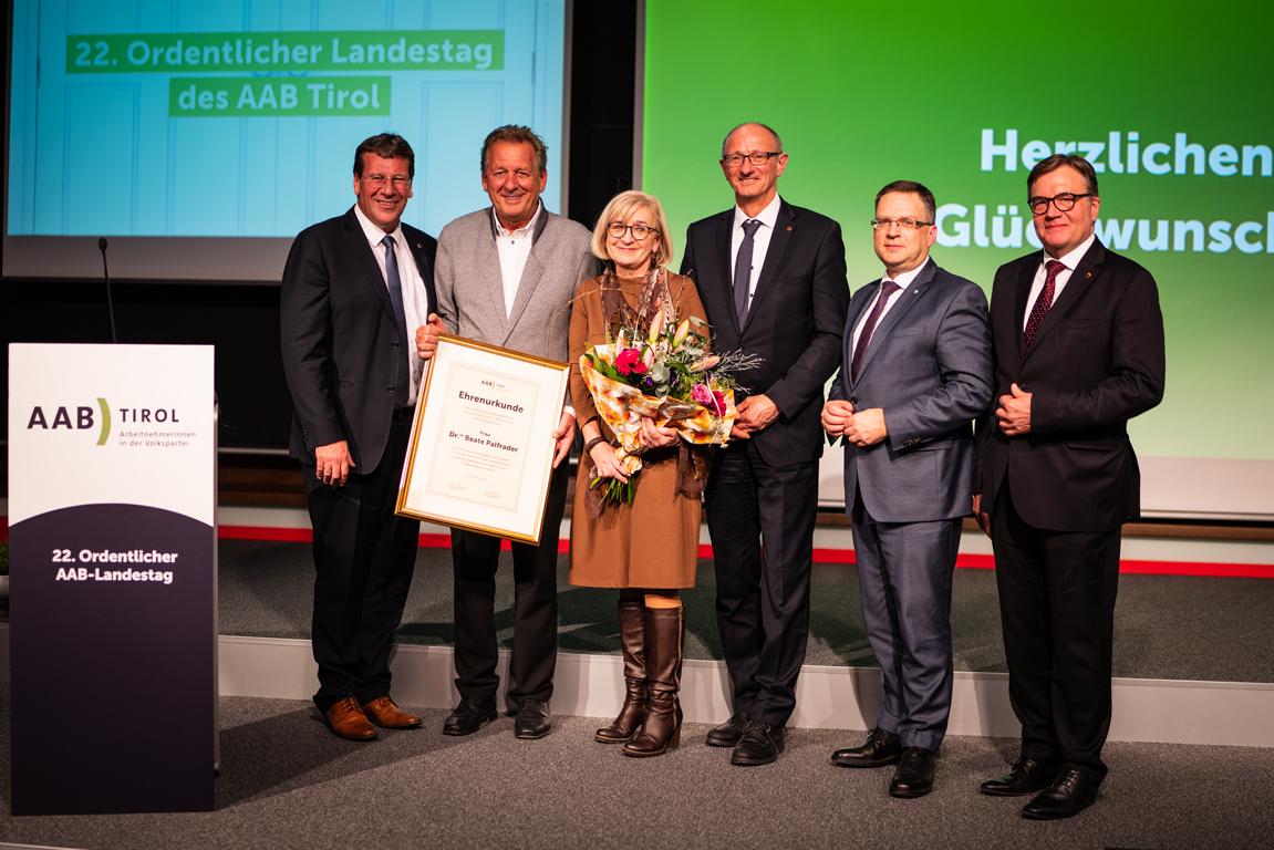 LRin Beate Palfrader wurde zur Ehrenobfrau des AAB Tirol gew&auml;hlt. LH aD G&uuml;nther Platter hielt die Laudatio. Foto: Tiroler VP/Fitsch