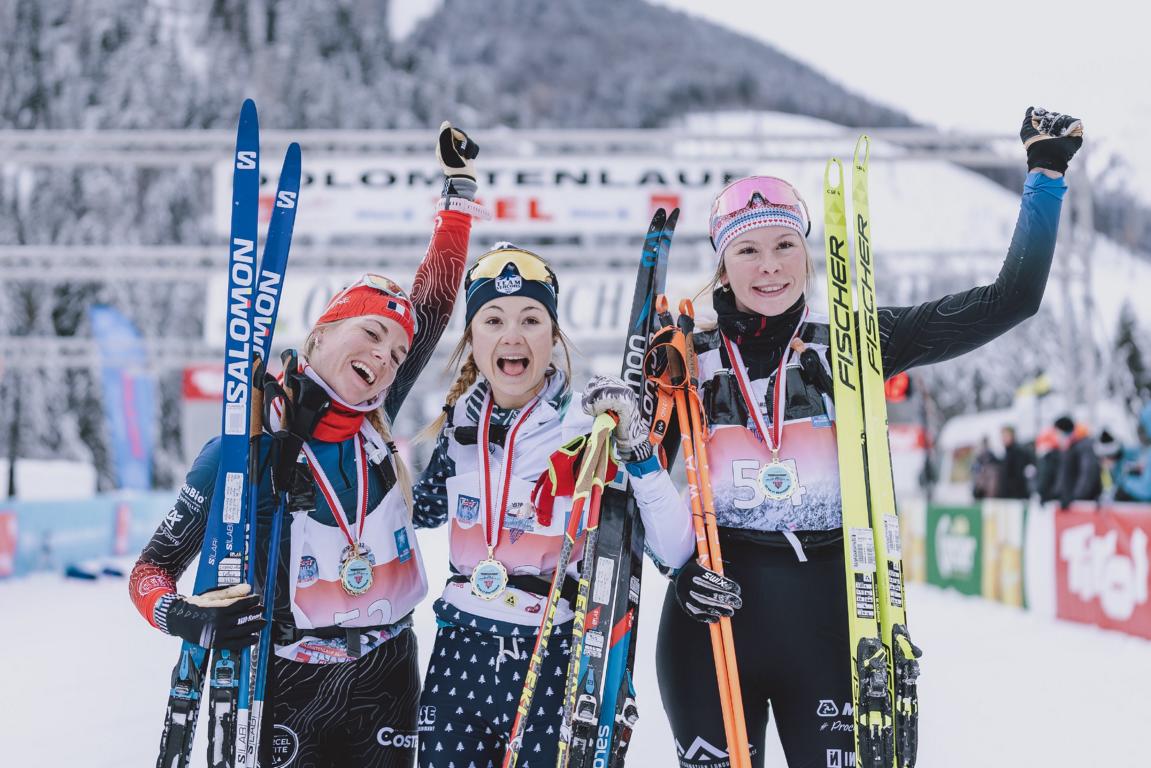 42km Freistil: Das Damen-Siegertrio aus Frankreich: Emilie Buille (Mitte), Celine Chopard-Lallier und Oceane Bepoix. Foto: Expa Pictures