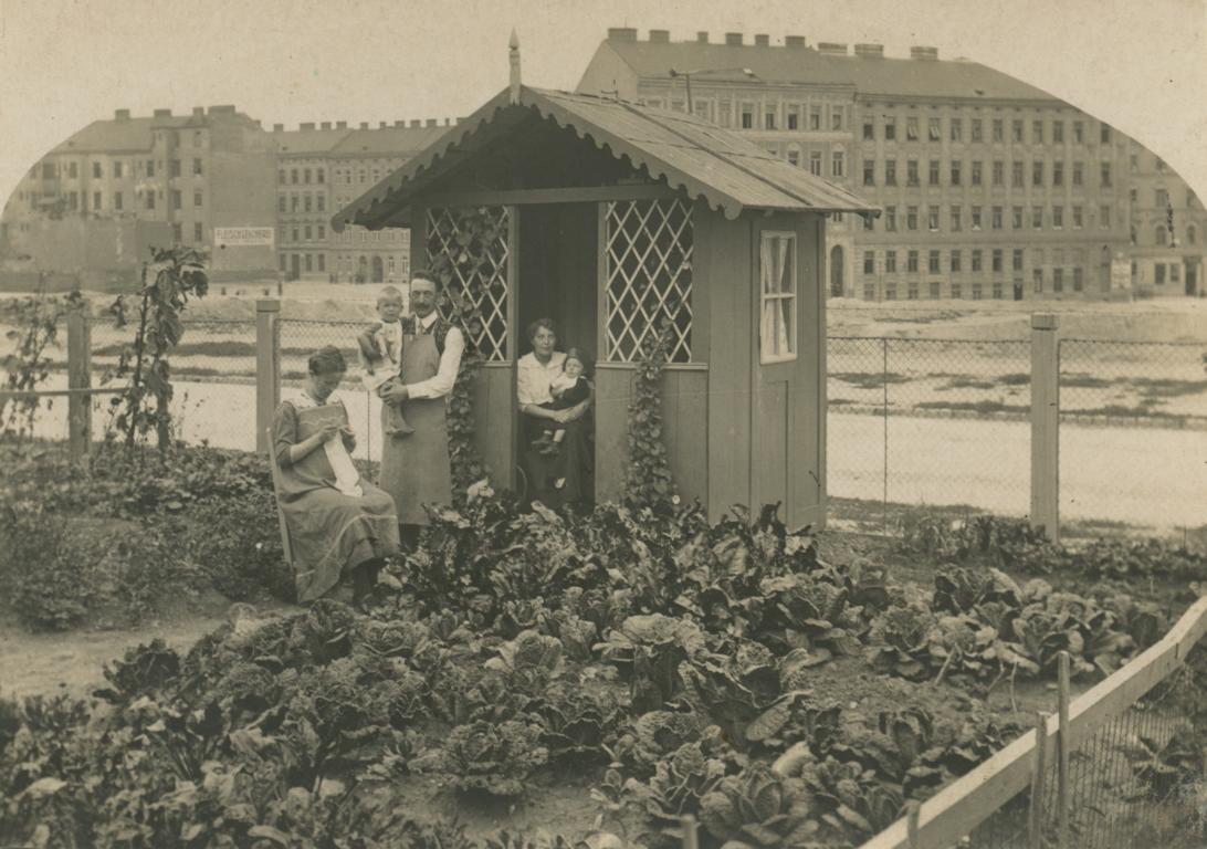 Die Familie Fanny Wibmer-Pedit im eigenen Schrebergarten auf der Schmelz (15. Bezirk) in Wien, 1915 (Fotograf: Unbekannt; Sammlung Fanny Wibmer-Pedit &ndash; TAP)