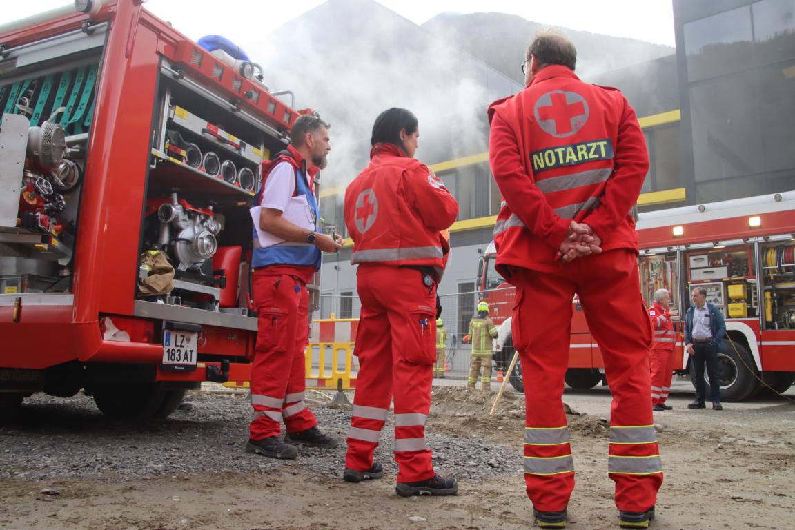 Szenario2: Brand in einer Betriebshalle. Foto: RK Osttirol