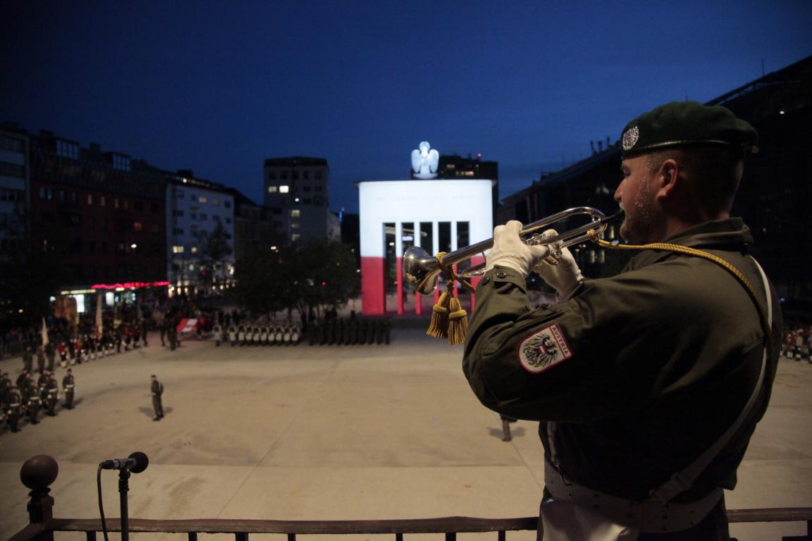 Die festliche Auff&uuml;hrung des Gro&szlig;en &Ouml;sterreichischen Zapfenstreiches am Vorabend zum Nationalfeiertag am Landhausplatz in Innsbruck.