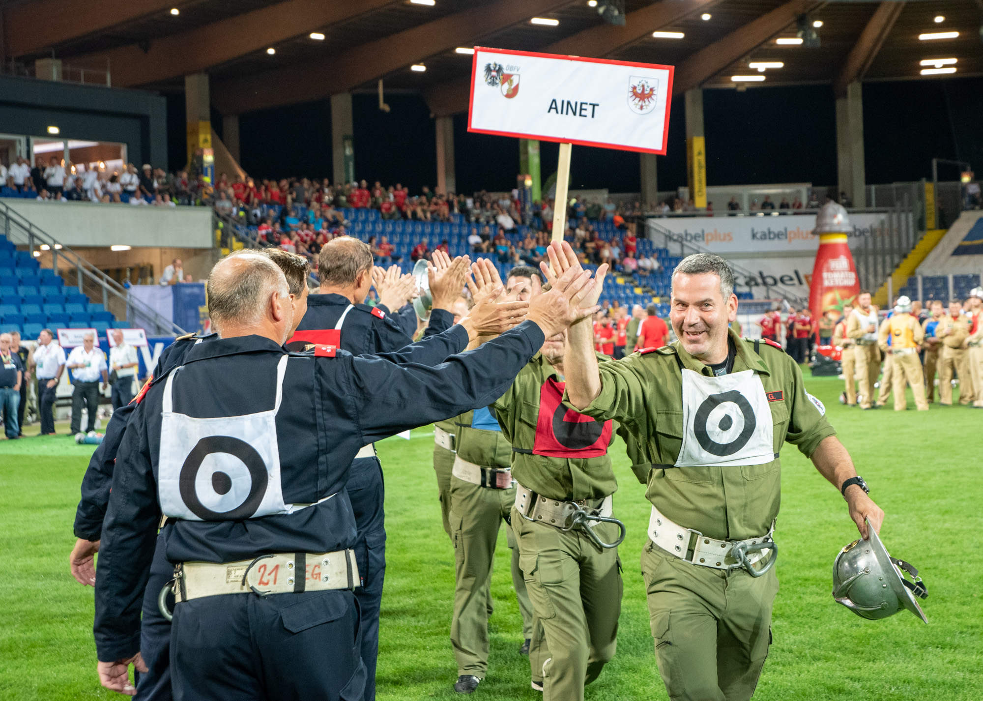 Sieger Ainet und erste Gratulation von den zweitplatzierten Kameraden aus Kottingneusiedl Foto: Anton Wegscheider
