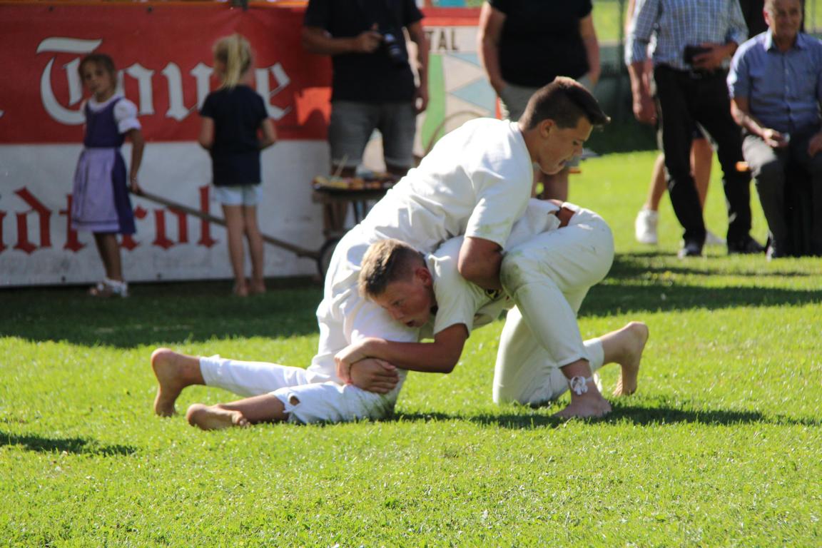 Bei st&auml;rkster Konkurenz holt sich Matth&auml;us Gander(rechts) den Klassensieg bis 14 Jahre. Foto: Union Matrei