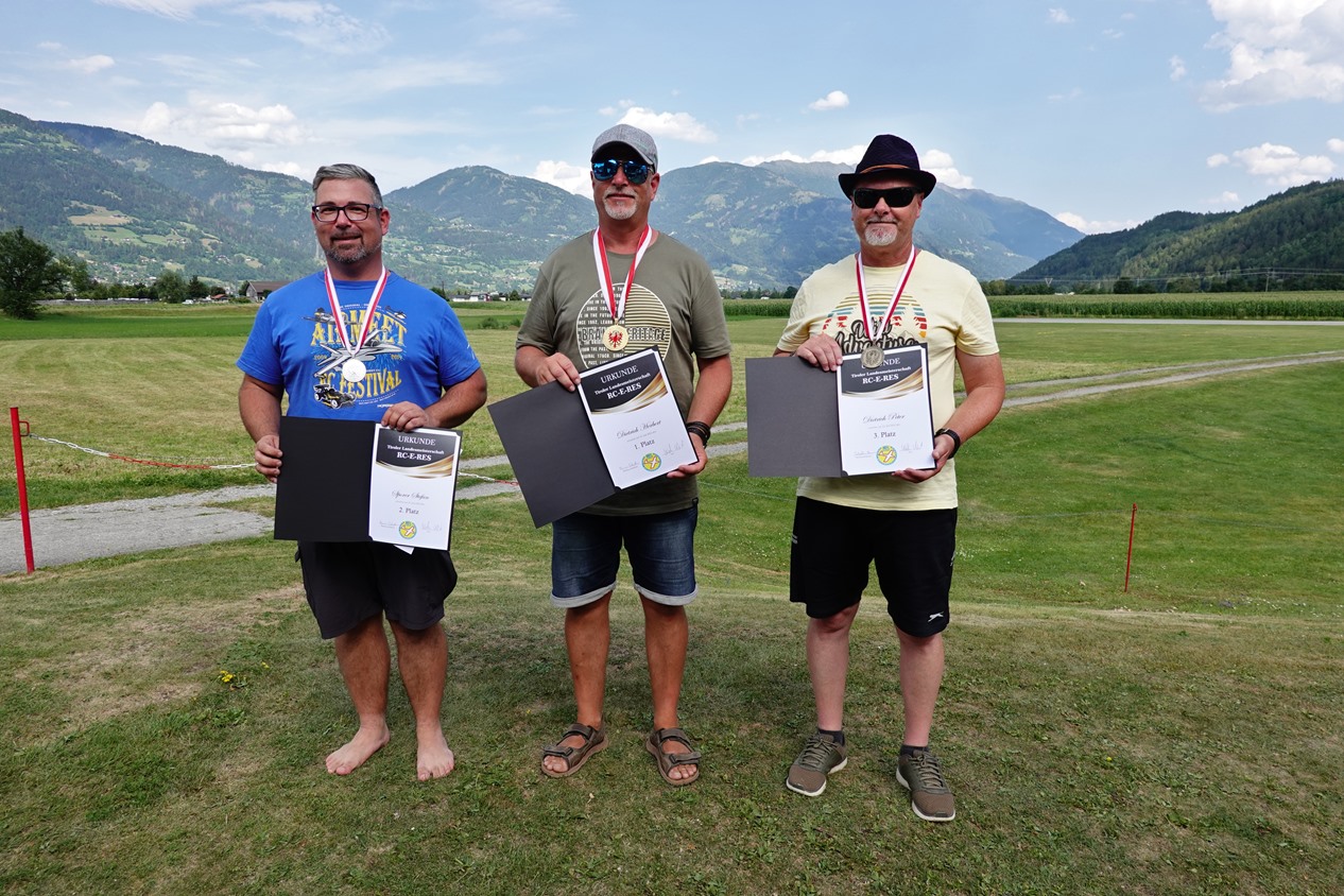 MFC Lienz Mitglied Herbert Dietrich (Mitte) ist neuer Landesmeister in der Klasse E-RES, gefolgt von Stefan Sporer von der MBG Hall (li.) und Peter Dietrich (re.) vom MFC-Lienz. Foto: MFC Lienz/Kozubowski