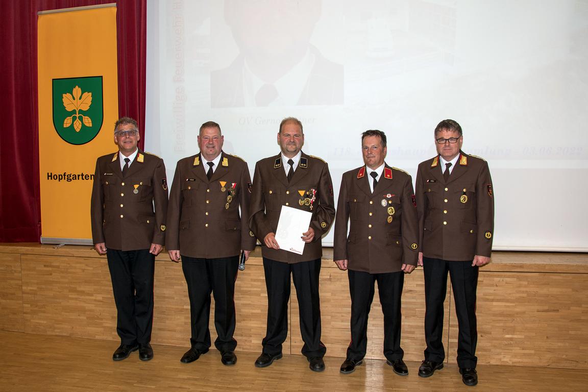 &Uuml;ber die Auszeichnung mit dem Verdienstzeichen in Silber des Bezirksfeuerwehrverbandes Lienz konnte sich der langj&auml;hrige Feuerwehrfunktion&auml;r Gernot Ortner freuen v.l. Bezirkskommandantstellvertreter Johann Obererlacher, Kommandant Markus T&ouml;nig, Kassier Ge