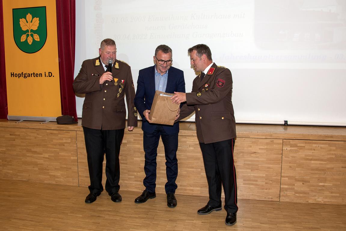 Minutenlanger Applaus f&uuml;r Alt-Bgm. Franz Hopfgartner. Foto: K&ouml;fele