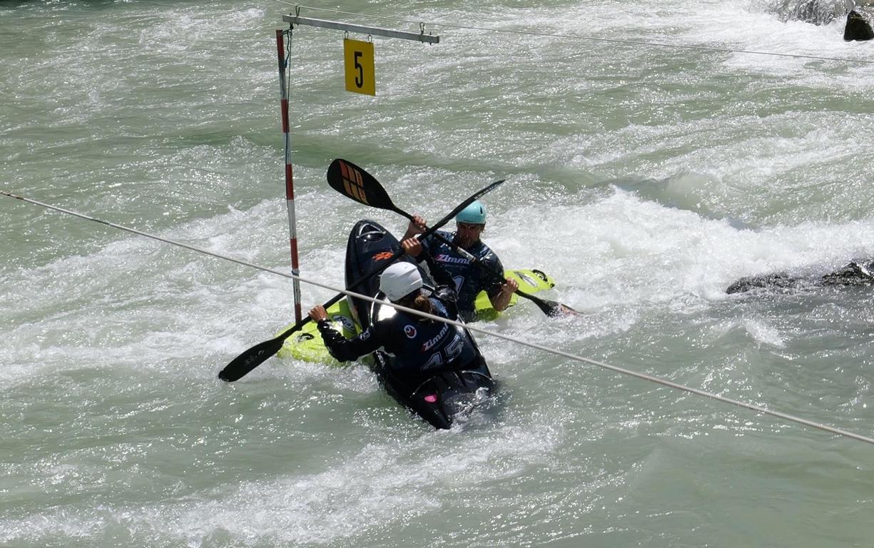 Spannender Zweikampf: Schwarzes Boot: KOUDELKA Matej ... dahinter Z&Ouml;TTL Armin OKC