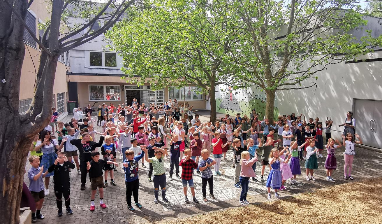 Die Sch&uuml;lerInnen f&uuml;hrten ihren Tanz zum Song "Rock mi" vom Voxxclub vor.