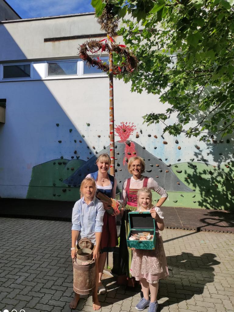 Das Team &bdquo;Losverkauf&ldquo; Lara und Gabriel gemeinsam mit Lehrerin Manuela Leiter und Direktorin Maria B&uuml;rgler.