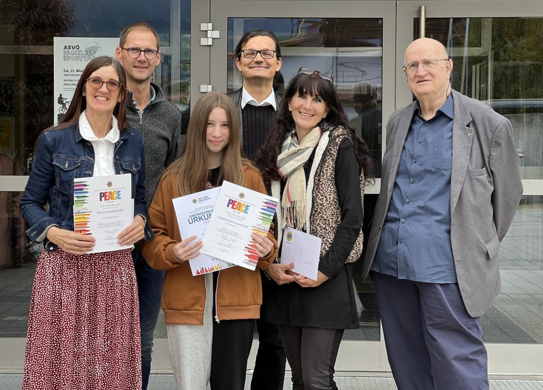 Preis&uuml;bergabe in der Mittelschule Nu&szlig;dorf-Debant  V.l.n.r.: Professorin Sylvia V&ouml;gl, Direktor Erich Pitterl, Schulsiegerin Kiara Gruber (Klasse 3C), Lions-Pr&auml;sident Martin Kofler, Professorin Sigrid Hippacher-Stotter, Lions-Wettbewerbsbeauftragter Hans Ma