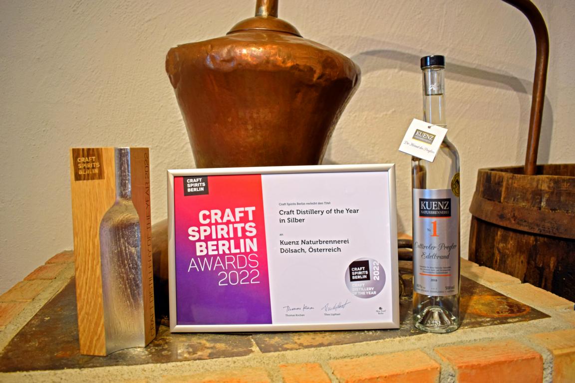 Gold mit 94 Punkten erzielte der Osttiroler Pregler, das Aush&auml;ngeschild und Schnaps No.1 aus der Naturbrennerei Kuenz. Foto: Naturbrennerei Kuenz