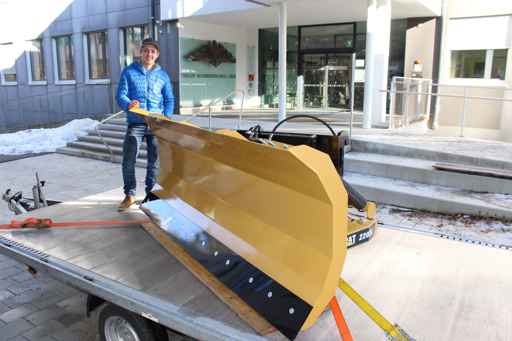 Gasser Lukas und Wibmer Jonas entwarfen einen Schneepflug, welcher weniger Schaden an der Infrastruktur verursacht. Dieser wird in naher Zukunft in Virgen eingesetzt.
