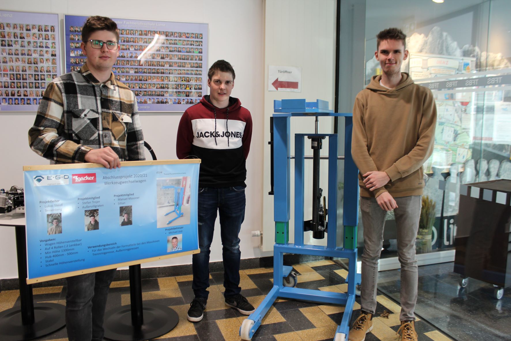 Lukas Steidl, Masoner Manuel und Trojer Stefan bauten einen praktischen Werkzeugwechselwagen, mit dem man Presswerkzeug transportieren kann.