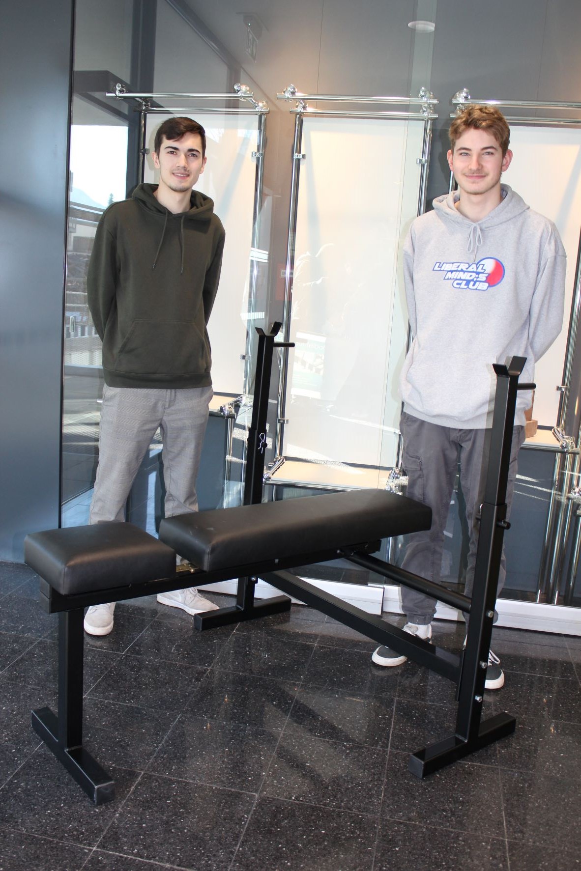 Niclas Petutschnigg und Hassan Duranovic machte die Schlie&szlig;ung der Fitnessstudios zu schaffen. Daher bauten sie sich eine eigene Hantelbank, um auch zuhause weiterhin trainieren zu k&ouml;nnen.