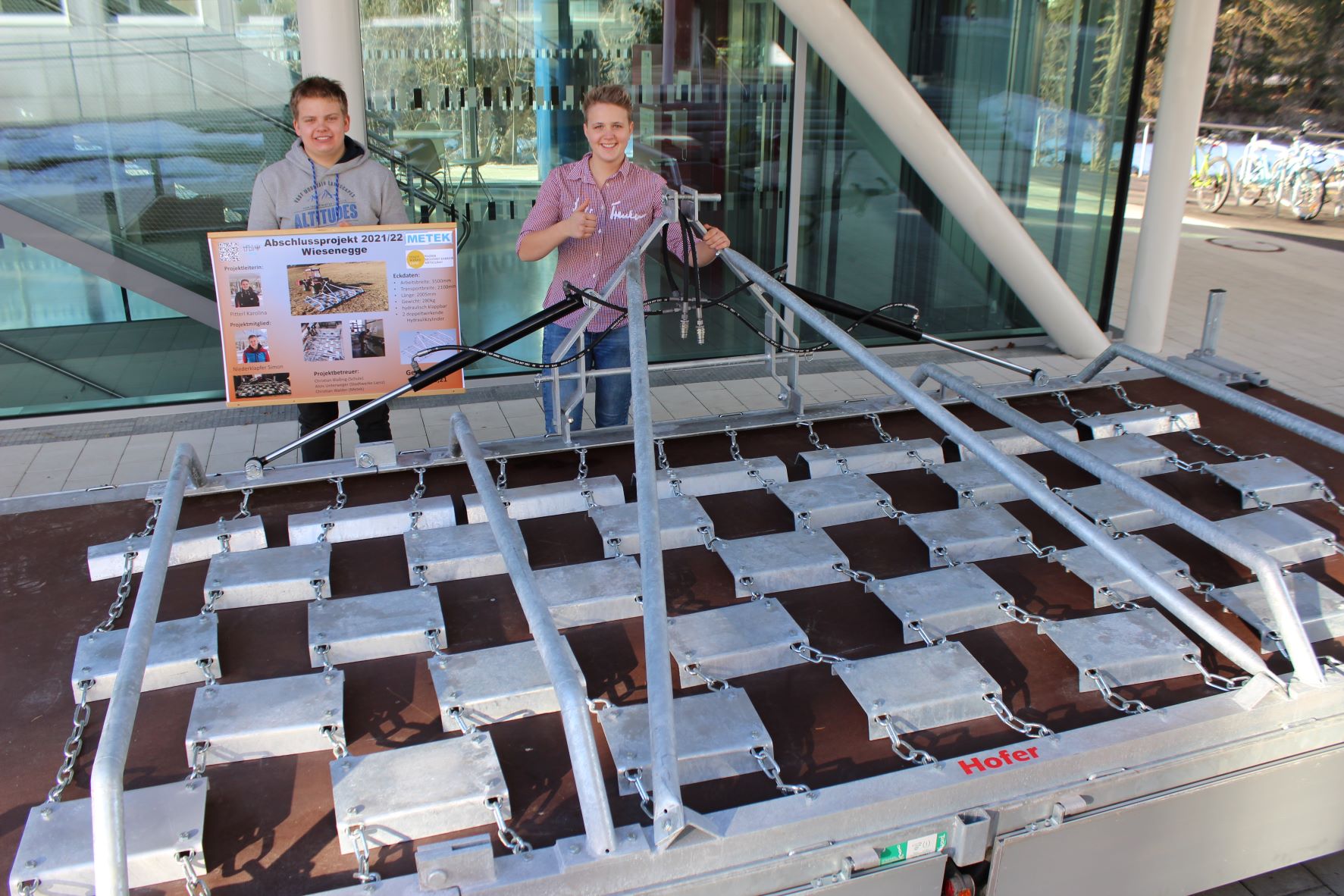 Karolina Pitterl und Simon Niederklapfer bauten eine Wiesenegge, welche den Bodenaufweicht und ihn saatbereit macht.