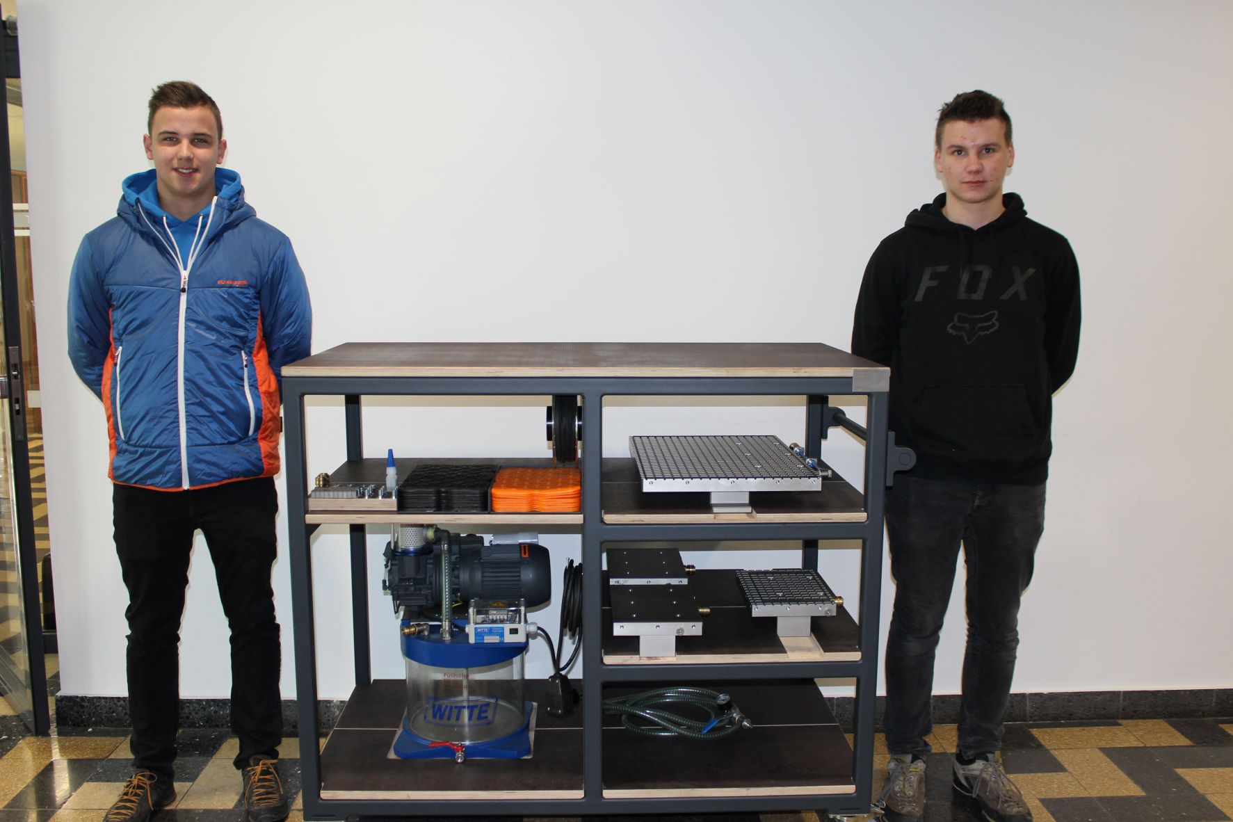 Simon Lusser und Samuel Lanser bauten f&uuml;r die Firma Hella eine Vakuumspannvorrichtung, mit der Plexiglasscheiben gespannt werden k&ouml;nnen.