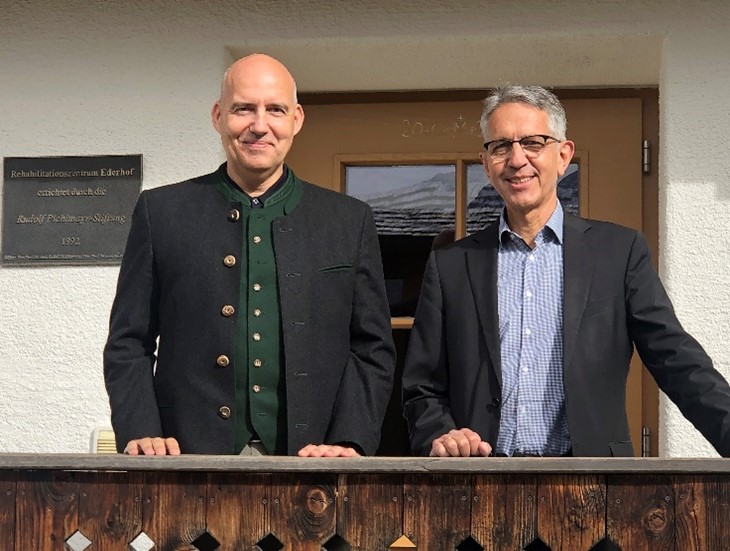 Der neue Stiftungs-Botschafter Dr. Michael Meyer (rechts) mit Prof. Dr. (mult.) Eckhard Nagel, Vorstandsvorsitzender der Rudolf Pichlmayr-Stiftung und &auml;rztlicher Leiter des Ederhofes. Foto: Rudolf Pichlmayr-Stiftung