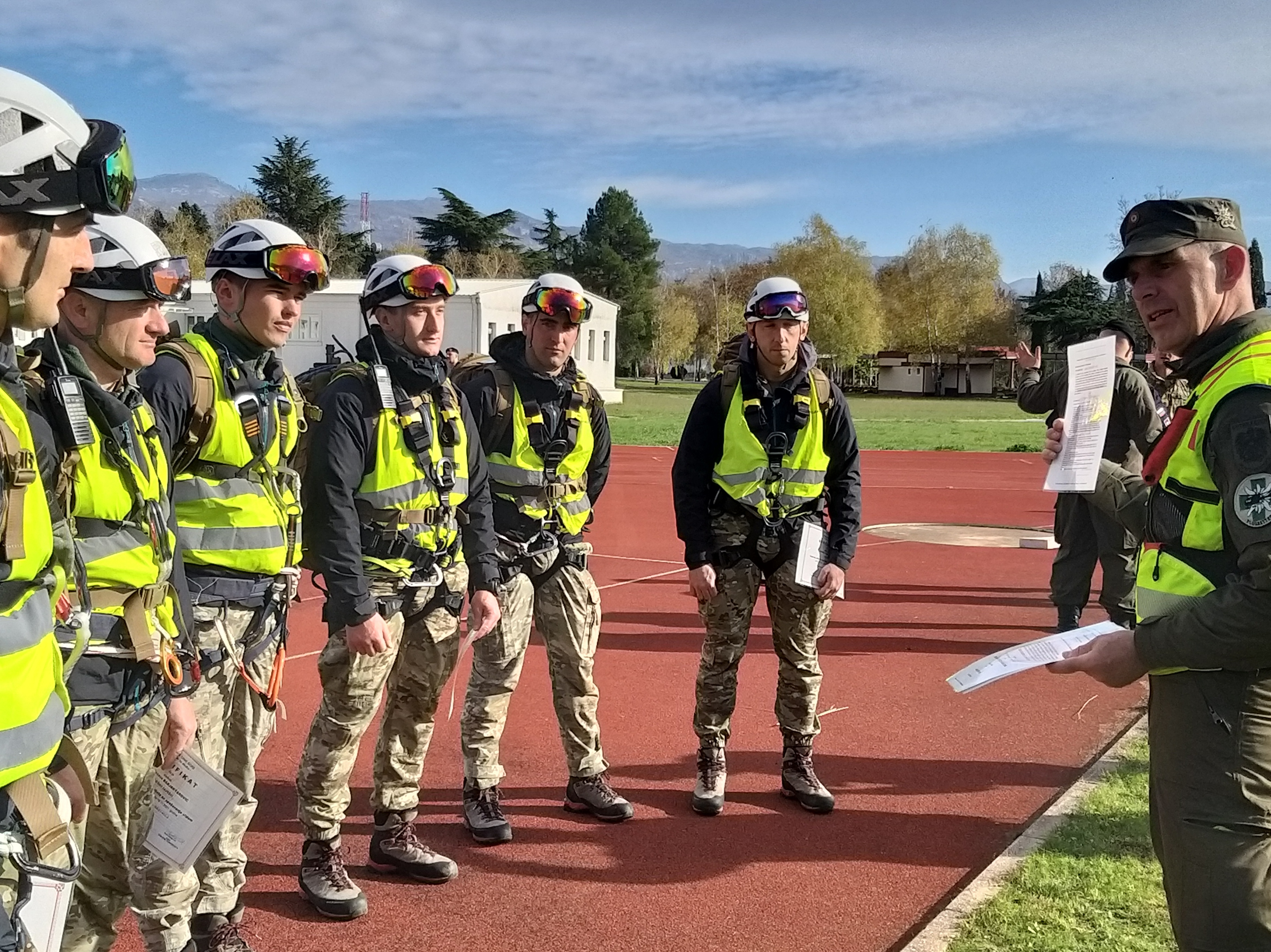 Der &ouml;sterreichische Ausbildungsleiter erkl&auml;rt und &uuml;bergibt den begehrten Kompetenznachweis an die ersten Flugretter Montenegros