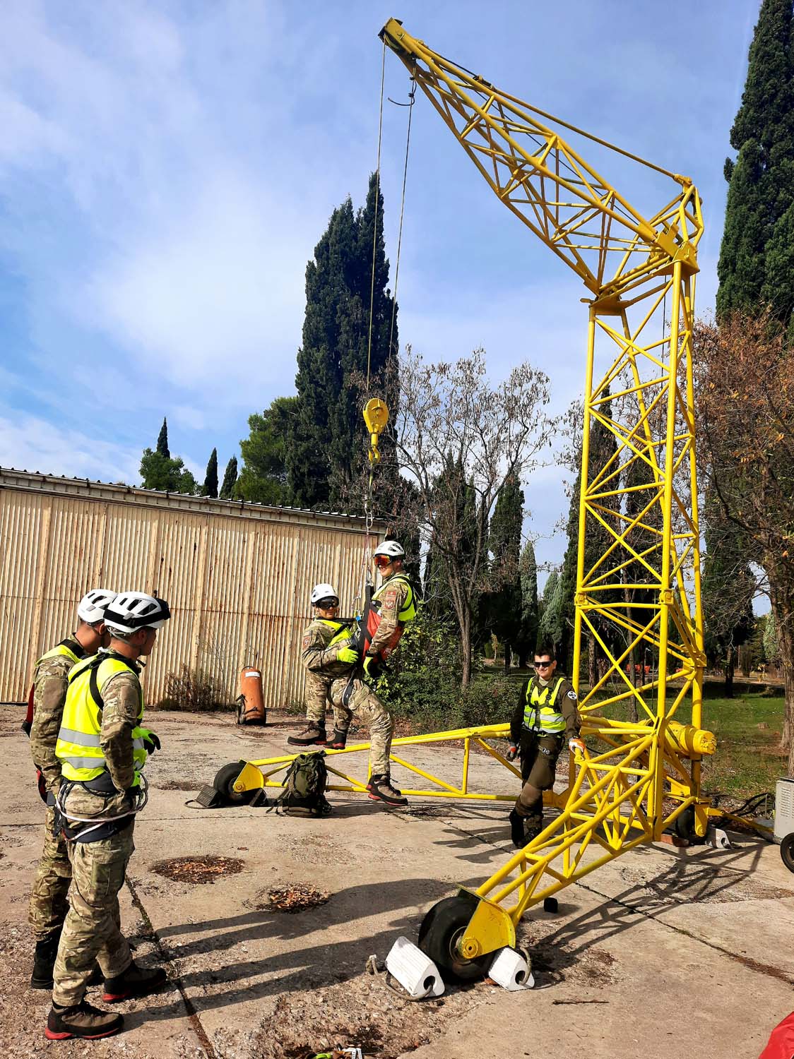 Die ersten Schritte werden am Kran anstelle des Hubschraubers ge&uuml;bt. Alle Fotos: Redaktion Gebirgsj&auml;ger