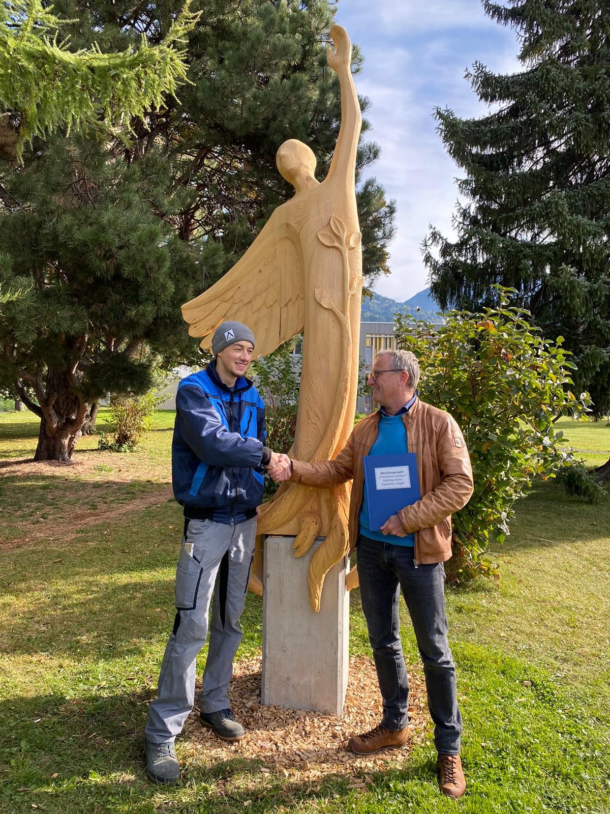 &Uuml;bergabe der Skulptur im SOS-Kinderdorf Nu&szlig;dorf-Debant. Foto: SOS Kinderdorf