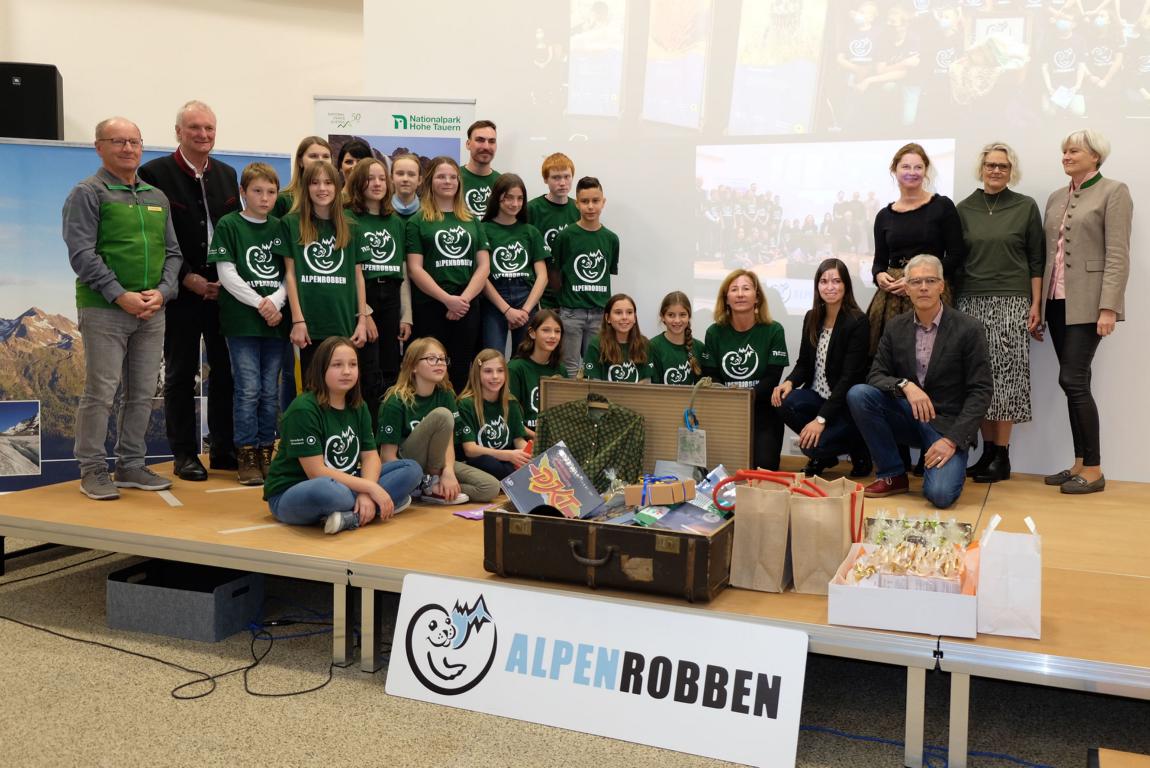 &bdquo;14 Alpenrobben und Ehreng&auml;ste&ldquo; von links nach rechts: Dir. NPHT Peter Rupitsch, BM und BR Mallnitz G&uuml;nther Novak, Lehrerin Nadine Waditzer, Mag. Sonja Berger (BH Spittal), Lehrer Alexander Fankhauser, Mag. Gudrun Batek (Projektleiterin), LAbg. Christina
