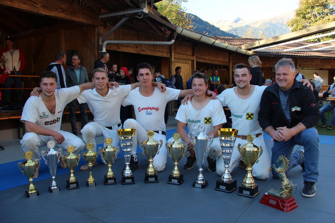 Tirol gewinnt nach mehreren Jahren wieder das L&auml;nderranggeln in S&uuml;dtirol von links.: Andreas Hauser, Hannes Kostenzer, Stefan Gastl, Kevin und Philip Holzer mit  Mannschaftsf&uuml;hrer Andreas Bischofer
