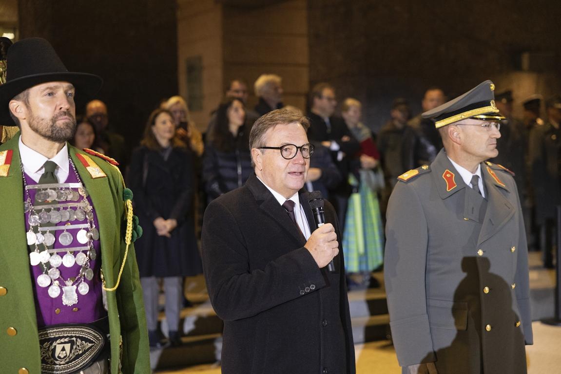 LH G&uuml;nther Platter bei seiner Festansprache vor dem Landhaus in Innsbruck. &copy; Land Tirol/Sedlak