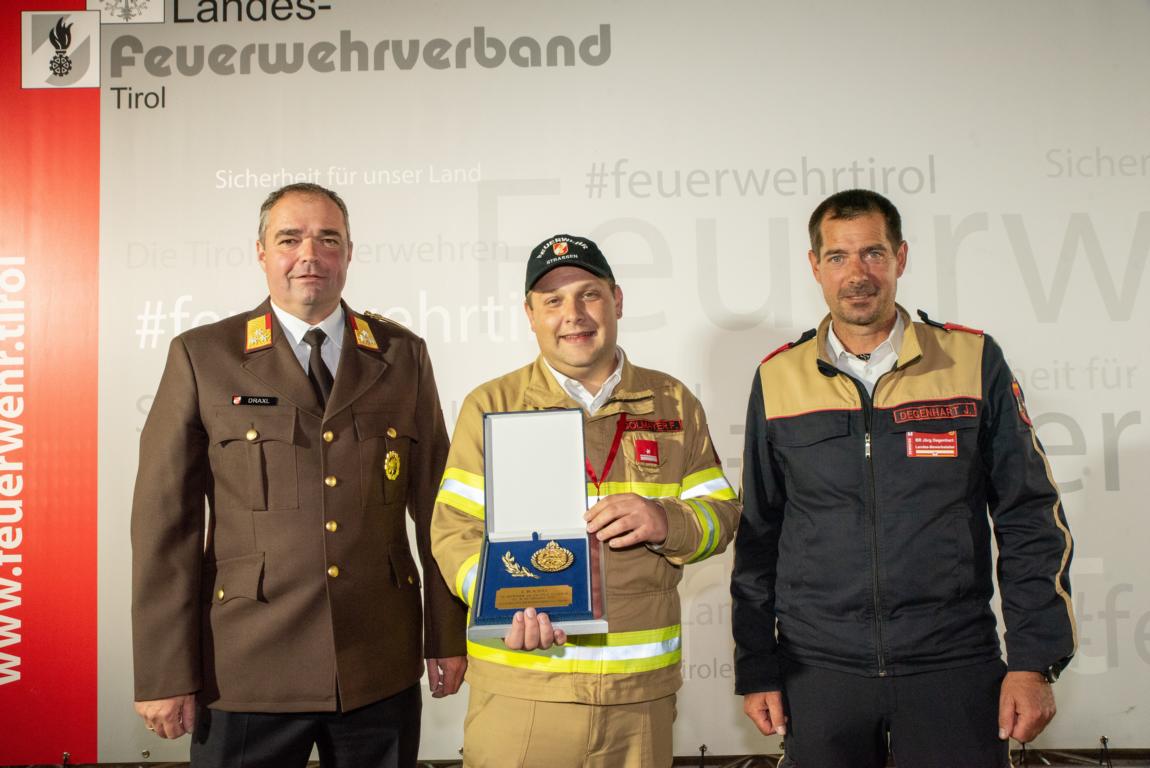 v.l.: Bezirksfeuerwehrkommandant Harald Draxl, Landessieger Florian Golmayer, Landesbewerbsleiter J&ouml;rg Degenhart, Foto: Presse LFV Tirol/Wegscheider